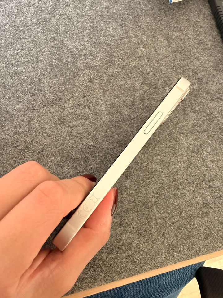 iPhone 13 mini · Weiß – Originalfoto 8 von 8