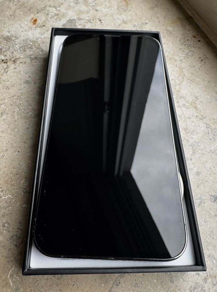 iPhone 13 Pro · Smaragdgrün – Originalfoto 4 von 9
