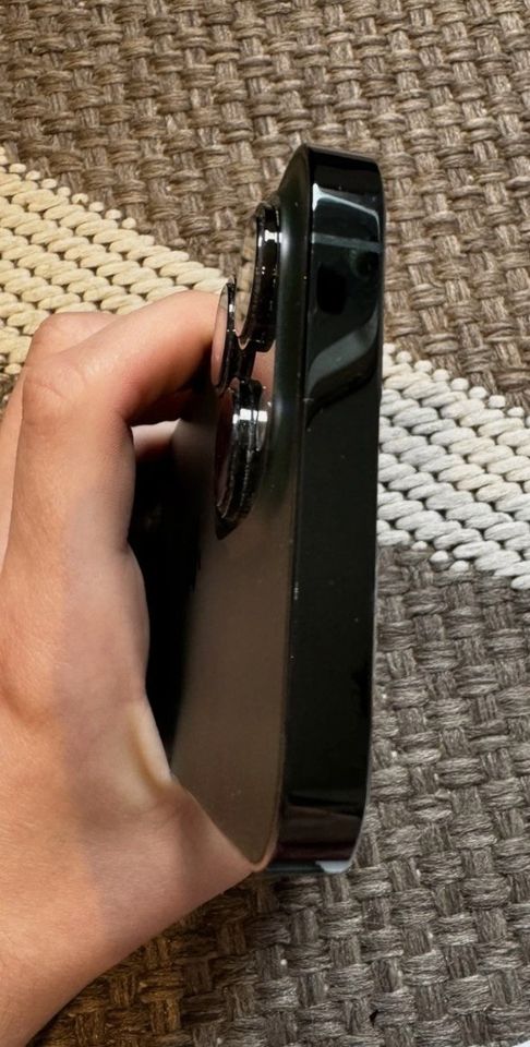 iPhone 13 Pro · Smaragdgrün – Originalfoto 8 von 9